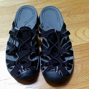 Keen slip on sandal black size 8